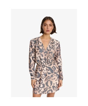 
De Alix The Label Jaguar Fake Wrap Jurk in de kleur Animal is een faux wrap jurk gemaakt van een jaguar bedrukte viscose stof, ontworpen met pofmouwen, getailleerde taille en V-hals voor een vrouwelijke look en met een stierenborduursel op de achterkant.