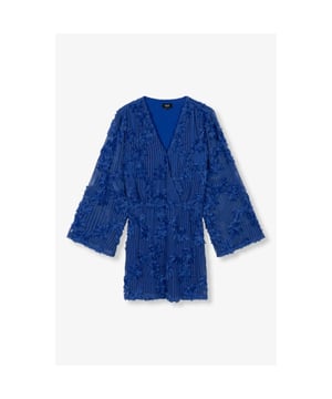 
<p>Wikkeljurk van kanten stof van het merk Alix The Label. De jurk heeft kimono mouwen, getailleerde taille en een Alix label op de achterkant. </p>
<ul>
<li>Stofsamenstelling: 100% polyester</li>
<li>Pasvorm: valt normaal. Twijfel je over de maat? Neem contact met ons op en we helpen je graag verder! </li>
</ul>