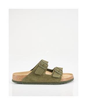 
De groene Birkenstock Arizona valt op door zijn eenvoudige maar stevige ontwerp. Deze herenslipper met dubbele gesp zorgt voor een goede pasvorm. Gemaakt zonder uitneembaar voetbed, combineert hij comfort met stijl. Birkenstock staat bekend om zijn tijdloze ontwerpen die duurzaamheid en comfort combineren. Een merk dat functionaliteit en mode naadloos integreert.