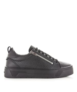 
<p>De Zipper van Antony Morato is een stoere en eigentijdse toevoeging aan jouw sneakercollectie. Deze zwarte herensneakers zijn gemaakt van hoogwaardig leer en combineren een strak design met functionele details. De naam zegt het al: opvallende ritsen aan de zijkanten geven deze schoen niet alleen een urban uitstraling, maar maken het aan- en uittrekken ook extra makkelijk.</p>
<p>Deze herenschoenen zijn ontworpen met comfort in gedachten. Het uitneembare voetbed biedt de mogelijkheid om je eigen inlegzolen te gebruiken, terwijl het lusje op de hiel zorgt voor extra gemak bij het aantrekken. De stevige rubberen zool geeft een uitstekende grip en demping, wat de Zipper tot de ideale schoen maakt voor dagelijks gebruik.</p>
<p>Of je nu een casual look draagt met jeans en T-shirt, of kiest voor een meer gestylede outfit met een leren jasje, de Zipper geeft elke outfit een stoer randje. De combinatie van hoogwaardige materialen, functionele details en een tijdloze kleur maakt deze sneaker