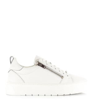 
<p>De Zipper van Antony Morato is een stoere en eigentijdse toevoeging aan jouw sneakercollectie. Deze witte herensneakers zijn gemaakt van hoogwaardig leer en combineren een strak design met functionele details. De naam zegt het al: opvallende ritsen aan de zijkanten geven deze schoen niet alleen een urban uitstraling, maar maken het aan- en uittrekken ook extra makkelijk.</p>
<p>Deze herenschoenen zijn ontworpen met comfort in gedachten. Het uitneembare voetbed biedt de mogelijkheid om je eigen inlegzolen te gebruiken, terwijl het lusje op de hiel zorgt voor extra gemak bij het aantrekken. De stevige rubberen zool geeft een uitstekende grip en demping, wat de Zipper tot de ideale schoen maakt voor dagelijks gebruik.</p>
<p>Of je nu een casual look draagt met jeans en T-shirt, of kiest voor een meer gestylede outfit met een leren jasje, de Zipper geeft elke outfit een stoer randje. De combinatie van hoogwaardige materialen, functionele details en een tijdloze kleur maakt deze sneakers
