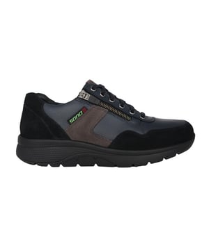 
Sneaker voor brede voeten. Wat uw buitenactiviteit ook is, deze sneaker zal uw herfst- en winteruitstapjes aankunnen en tegelijkertijd het grootste comfort bieden. De uitneembare binnenzool met geïntegreerde SOFT-AIR-technologie garandeert een moeiteloze wandeling met een veer in je stap. Het EASY-WALKING TECHNOLOGY-systeem stimuleert de spieren die tijdens een normale wandeling vaak worden verwaarloosd en ondersteunt het natuurlijke functioneren van de voet door als schokdemper te werken. Naast de vetersluiting maakt de ritssluiting aan de zijkant het gemakkelijk aan te trekken. De leren voering bevordert een gezond klimaat in de schoen.