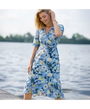 
Verhoog je zomergarderobe met onze prachtige viscose overslagjurk met een stijlvolle all-over print. De midi-lengte pofmouwen en kleine elastische manchetten voegen een vleugje elegantie toe, terwijl de drukknoopsluiting de overslagjurk veilig gesloten houdt. Compleet met een merkplaatje aan de achterkant en een vaste ceintuur van hetzelfde stof bij de taille, is deze jurk perfect voor elke zomerse gelegenheid. Voeg dit elegante stuk vandaag nog toe aan je collectie en laat hoofden draaien waar je ook gaat. 100% viscose
