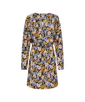 
Deze prachtige korte zwarte jurk van het bekende merk Jacqueline de Yong is een must-have voor elke vrouw. Het jurkje heeft lange mouwen en een elegant overslagdetail, waardoor het een stijlvolle en vrouwelijke uitstraling heeft. De taille wordt geaccentueerd door een elastieken band, waardoor je figuur extra goed uitkomt.en#10;en#10;Het dessin van deze jurk is een combinatie van klassiek en trendy: een allover bloemenpatroon dat nooit uit de mode zal raken. Dit zorgt ervoor dat je deze jurk op elk moment en bij elke gelegenheid kunt dragen. Het materiaal van de jurk is 100% viscose, wat zorgt voor een comfortabele pasvorm en luchtigheid tijdens warme dagen.en#10;en#10;Deze jurk is perfect voor zowel een dagje uit als een avondje uit. Combineer het met leuke enkellaarsjes voor een casual look, of draag het met hakken en mooie sieraden voor een chique uitstraling. Met deze prachtige jurk van Jacqueline de Yong ben jij altijd klaar voor elke gelegenheid. Bestel hem nu in de webshop  en steel de show!