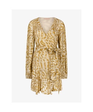 
De JOSH V Aliya damesjurk in de kleur Gold is een echte blikvanger dankzij de goudkleurige lurex details en het prachtige all-over zebrapatroon. De striksluiting in de taille zorgt voor een flatterende pasvorm. Door de volledige voering voelt de jurk heerlijk aan en valt hij prachtig om het lichaam. Draag de overslagjurk met sandalettes voor een feestelijke look of met cowboy boots voor een on trend zomerlook.
