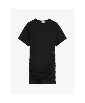 
De JOSH V Dominique damesjurk in de kleur Black is een onmisbaar item in jouw garderobe. De little black dress is niet alleen elegant en stijlvol, maar ook comfortabel dankzij de jerseykwaliteit met stretch. Het zwarte minijurkje heeft een aangesloten pasvorm aan de onderzijde en een losvallende pasvorm aan de bovenzijde. Details zoals het logoborduursel, gathering details en dropped shoulder maken het jurkje uniek. Draag de zwarte jersey dress met hoge laarzen en een blazer of met pumps en gouden oorbellen naar een feestje.
