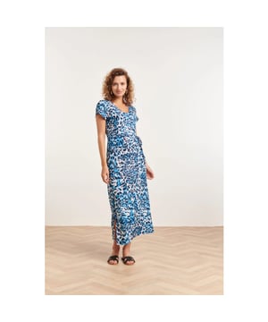 
Betreed de zomer met stijl in de Smashed Lemon dames maxi witte jurk. Deze jurk is niet alleen een modekeuze, maar ook een statement van natuurlijke elegantie met zijn opvallende blauw en zwart dieren print. Gemaakt van hoogwaardige en zeer rekbare stof biedt deze jurk niet alleen een aansluitende pasvorm maar ook een comfortabele draagervaring. Het kenmerkende V-halsontwerp en de korte mouwen voegen een vleugje vrouwelijkheid toe aan de jurk, terwijl de fitted pasvorm je silhouette flatteert. De bijgeleverde tailleband biedt de mogelijkheid om je taille te accentueren, waardoor een flatterende look ontstaat. De zijdelingse splitten voegen een vleugje speelsheid toe aan het geheel. Kenmerken: - Blauw en zwart dieren print voor een gedurfde en trendy uitstraling - V-hals, korte mouwen en fitted pasvorm voor een vrouwelijke look - Zeer rekbare stof en bijgeleverde tailleband voor comfort en veelzijdige stijl Upgrade je zomerse garderobe met deze Smashed Lemon maxi witte jurk en omarm de