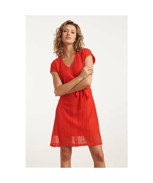 
Deze prachtige Smashed Lemon Lacejurk in rood is de perfecte mix van elegantie en comfort. De jurk is ontworpen met een kantachtige stof die de natuurlijke schoonheid van het ontwerp benadrukt. De korte mouwen en de losse fit maken de jurk ideaal voor zowel informele als feestelijke gelegenheden. De V-halslijn voegt een verfijnde uitstraling toe, terwijl de bijpassende strikceintuur je taille subtiel accentueert. De jurk valt boven de knie en is volledig gevoerd voor extra comfort en een nette afwerking. Met zijn veelzijdige stijl kun je deze jurk zowel overdag als 's avonds dragen, en de opvallende rode kleur maakt hem een echte blikvanger. Het ontwerp van Smashed Lemon zorgt ervoor dat je altijd elegant en zelfverzekerd voor de dag komt. Belangrijkste kenmerken: - Valt boven de knie en is volledig gevoerd - Korte mouwen en een losvallende pasvorm - V-halslijn met bijpassende strikceintuur

 Specificaties :

  
 * Stijl: jurken 
 * Print: Uni 
 * Pasvorm: Losvallend 
 * Lengte: Boven