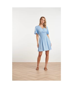
Op zoek naar een luchtige en stijlvolle zomerjurk? De lichtblauwe linnen jurk van Smashed Lemon is de perfecte keuze voor warme dagen! Deze elegante jurk is ontworpen met een vrouwelijke V-hals met overlappende stof tot aan de taille, wat zorgt voor een flatterend silhouet. De taille is voorzien van een comfortabele smokband, waardoor de jurk mooi aansluit en een speelse uitstraling krijgt. De korte flared mouwen geven een zwierige en zomerse touch, terwijl de lengte net boven de knie eindigt voor een verfijnde look. Gemaakt van een hoogwaardige mix van 70% rayon en 30% linnen, voelt deze jurk heerlijk licht en ademend aan. Perfect voor een dagje uit, een zomerse lunch of een vakantie aan zee. Combineer met sandalen voor een casual look of met hakken en accessoires voor een elegante uitstraling. Belangrijkste kenmerken: - Luchtige en ademende stof – Perfect voor warme dagen- Flatterend silhouet – V-hals en smok taille voor een vrouwelijk effect- Trendy en veelzijdig – Makkelijk te
