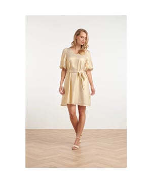 
Laat je stralen in deze stijlvolle lichtgouden ballonmouw jurk van Smashed Lemon. Deze elegante jurk is perfect voor elke gelegenheid, van een chique diner tot een feestelijke avond. De V-halslijn geeft een flatterende uitstraling, terwijl de 3/4 ballonmouwen een modieuze en speelse touch toevoegen. Dankzij de losse pasvorm valt de jurk comfortabel en soepel rond het lichaam, en de bijpassende ceintuur benadrukt subtiel de taille voor een vrouwelijk silhouet. De jurk valt net boven de knie en heeft een verfijnde glans, waardoor je moeiteloos stijlvol voor de dag komt. Combineer met hakken en minimalistische sieraden voor een verfijnde look, of draag het met laarzen voor een trendy uitstraling. Belangrijkste kenmerken: - Trendy design: Lichtgouden jurk met een chique V-hals en speelse ballonmouwen - Comfortabele pasvorm: Los model met bijpassende ceintuur voor een elegante taille - Veelzijdig te stylen: Perfect voor zowel feestelijke als casual gelegenhedenSpecificaties :

 
 * Stijl: