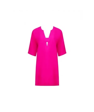 
De losse cover-up, makkelijk te dragen. Knie-lengte.
3/4 mouw tuniek van delicate katoen-zijde. Diepe halslijn met een bies die het decolleté bedekt. Zijsplitten. 