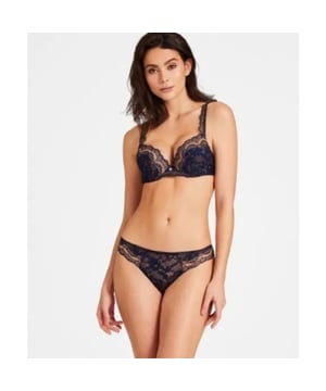 
De push-up vulling van de Soleil Nocturne Padded Plunge bh creëert een spectaculair sexy decolleté. De geborduurde banden en fancy picot rand geven het een verbluffend glamoureuze stijl, verkrijgbaar in een middernachtblauwe Crépuscule kleur versterkt door verfijnde huidskleur tule.