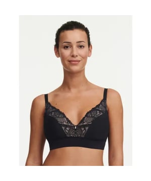 
Chantelle Orangerie Droom BH

Betoverend Comfort met de C17Q70 - Chantelle Orangerie Dream Bh!

Stap binnen in een wereld van verfijning en comfort met de C17Q70 - Chantelle Orangerie Dream Bh. Deze bh is niet alleen een luxe lingerie-item, maar ook een droom die uitkomt voor vrouwen die streven naar ultiem draagcomfort en tijdloze elegantie.

Kenmerken:


 * Ongelooflijk Comfort: De C17Q70 Bh uit de Orangerie Dream collectie biedt een ongeëvenaard niveau van comfort. Met zachte stoffen en een doordachte constructie omarmt deze bh je rondingen op een natuurlijke manier.


 * Verfijnde Stijl: De bh straalt verfijning uit dankzij het subtiele kanten ontwerp en de aandacht voor detail. Het is ontworpen om ondersteuning te bieden zonder concessies te doen aan de stijl.


 * Optimale Pasvorm: De bh is vakkundig ontworpen voor een optimale pasvorm en biedt de juiste ondersteuning op de juiste plaatsen. Of je nu een actieve dag hebt of een avondje uit gaat, deze bh past zich aan aan jouw behoeften.

Samenstelling:


 * Product: C17Q70 - Chantelle Orangerie Dream Bh
 * Materialen: De exacte samenstelling kan variëren, maar typische materialen omvatten een mix van polyamide, elastaan en polyester voor een perfecte combinatie van flexibiliteit en duurzaamheid.Grondstoffen:

De C17Q70 - Chantelle Orangerie Dream Bh wordt vervaardigd uit hoogwaardige grondstoffen die zorgvuldig zijn geselecteerd om het comfort en de duurzaamheid te waarborgen. Elk materiaal draagt bij aan de luxe uitstraling en het zachte gevoel op de huid.

Wasvoorschriften:

Om de pracht van je Chantelle Orangerie Dream Bh te behouden, volg je deze eenvoudige wasvoorschriften:


 * Handwas: Was de bh met de hand in koud water met een mild wasmiddel om de delicate kanten en stoffen te beschermen.


 * Liggend laten drogen: Laat de bh plat drogen om zijn vorm te behouden en te voorkomen dat het elastiek uitrekt.


 * Niet wringen: Vermijd wringen om de levensduur van de bh te verlengen en de elasticiteit te behouden.

Ervaar Luxe in Lingerie:

Bestel nu de C17Q70 - Chantelle Orangerie Dream Bh en trakteer jezelf op de luxe van comfortabele en elegante lingerie die elke dag bijzonder maakt!