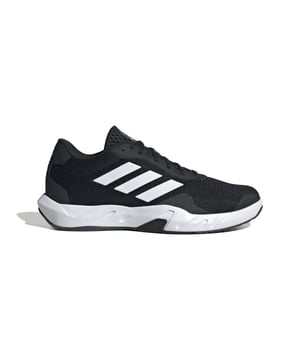 
Introduceren wij met groot enthousiasme de Adidas Amplimove Trainer M, de volgende generatie trainingsschoenen voor heren. Deze schoenen zijn niet zomaar schoenen, maar het directe resultaat van doortastend vakmanschap, innovatieve technologie en de verbetering van sportprestaties. Opgedragen aan de actieve, stijlbewuste en veeleisende man, biedt de Adidas Amplimove Trainer M de ultieme balans tussen esthetiek en prestaties. De voordelen van deze hedendaagse trainingsschoenen zijn niets minder dan verbazingwekkend. Dit begint allemaal met het ongeëvenaarde comfort dat ze bieden. De zorgvuldig ontworpen pasvorm past zich perfect aan de contouren van uw voeten aan, zorgt voor optimale ondersteuning bij elke stap en voorkomt vermoeidheid, zelfs bij langer dragen. Daarnaast zorgt de geavanceerde dempingstechnologie voor schokabsorptie, om de stress te minimaliseren die uw gewrichten ondervinden tijdens hoge impactactiviteiten. En dan komen we bij de belangrijkste kenmerken van de Adidas
