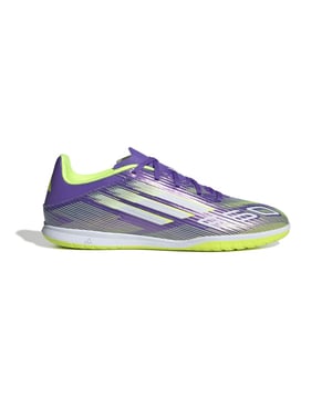 
Laat ons u voorstellen aan de nieuwe klassieker in de sportwereld: de ADIDAS f50 club in zaalvoetbalschoen voor heren. Deze schoen straalt kracht en elegantie uit met een unieke combinatie van paarse tinten, wat uw spel een extra zichtbare dimensie geeft. De ADIDAS f50 club in combineert stijl met functionaliteit, waardoor u uw potentieel op het voetbalveld volledig kunt benutten en uw vaardigheden naar een hoger niveau kunt tillen. Deze schoen is ontworpen met het oog op de unieke uitdagingen van zaalvoetbal – de snelle actie, de plotselinge richtingsveranderingen, en de behoefte aan uitstekende balbeheersing. Door de gespecialiseerde functies van de ADIDAS f50 club in zaalvoetbalschoen, is hij in staat om veeleisende sporters meer dan alleen steun en comfort te bieden. Het belangrijkste kenmerk van dit model is het geavanceerde ontwerp dat zich richt op maximale prestaties. Deze schoen biedt een superieure voetworp en schokabsorptie dankzij de innovatieve zooltechnologie. De