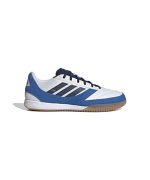 
Maak kennis met de adidas voetbalschoenen, speciaal ontworpen voor wie graag op zoek is naar topprestaties in de zaal. Met deze schoenen van
 
  adidas
 
 combineer je comfort en controle, zodat jij vol vertrouwen het veld op stapt.


 Deze voetbalschoen is geschikt voor zowel dames als heren en sluit perfect aan dankzij de
 
  vetersluiting
 
 . Dankzij het
 
  synthetisch en leren materiaal
 
 geniet je van een fijne pasvorm en voldoende ondersteuning tijdens elke beweging. Het
 
  lage model
 
 zorgt voor extra bewegingsvrijheid, waardoor je snel kunt keren en draaien tijdens een spannende zaalwedstrijd. De schoen is speciaal ontwikkeld voor indoor gebruik, zodat je profiteert van optimale grip en stabiliteit op een gladde indoor ondergrond. Met deze adidas voetbalschoenen ben je altijd voorbereid op intensieve duels en snelle acties.


 
  Ondergrond: IN (zaal)
 
 
  Materiaal: Synthetisch, leer
 
 
  Hoogte: Laag
 
 
  Sluiting: Veters
 
 
  Geslacht: Dames, heren