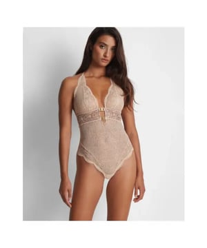 
* Zonder beugel
 * Jacquardkant
 * Lichtgewicht driehoekige hoeden
 * Sexy diepe halslijn
 * Zeer laag uitgesneden bij de billen
 * Grote decoratieve guipure inzetstukken onder de borst
 * Naadloze dijlussen voor extra discretie
 * Meerdere verstelbare bandjes aan de achterkant voor een perfecte pasvorm
 * Diep terugvallend, versterkt met een ring met gehamerd slangenleereffect
 * Dunne, rekbare en verstelbare bandjes
 * Opening aan de voorkant met clips en kruis met drukknopen
 * Sluiting aan de achterkant met haakjes
 * Onderkant van 100% katoen gevoerd
 * Geleverd met een satijnen zakje met het “Aubade”-logo
 * Over Sensual Euphoria: Adembenemend mooi, deze luxueuze lijn combineert bloemenkant en decoratieve guipure om je figuur te betoveren. Sets van stropdassen in bondagestijl en weelderige sieraden zijn met elkaar verweven voor een erotiek die zowel assertief als verfijnd is.