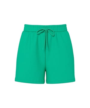 
De sweatshorts van Pieces combineren comfort met een trendy uitstraling, perfect voor casual loungewear of een relaxte zomerse outfit. Deze dames shorts in effen kleur zijn gemaakt van zachte sweatstof met gerecycled polyester en hebben een elastische tailleband met koordsluiting. De loose fit en high rise zorgen voor een comfortabele en flatterende pasvorm.