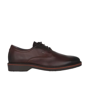 
Of het nu gaat om een ​​casual look of een outfit voor een meer speciale gelegenheid, deze schoenen zijn ideaal voor de moderne man die waarde hecht aan kwaliteit, comfort en design. Maak elke stap een plezier met onze sneakers met rubberen veters.