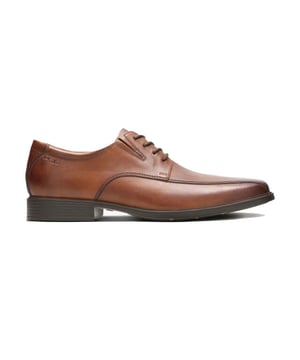 
De Tilden Walk is uitgevoerd in hoogwaardig leer en heeft een elegante vierkante neus. De schoen biedt luxueuze esthetiek bij elke stap. De schoen is uitgerust met OrthoLite®-inlegzolen voor perfecte demping van de voeten, of u nu naar een formeel evenement gaat of naar kantoor.