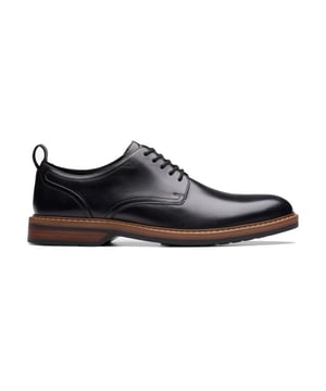
Een klassiek Derby-silhouet om zowel formeel als casual te dragen voor werk en weekend: de Aldwin Lace is verkrijgbaar in klassiek zwart leer. Hij is klaar voor drukke woon-werkverkeer en stadswandelingen met een slijtvaste rubberen buitenzool die bij je tempo past. We zijn er dol op, zowel bij een relaxte broek als bij een stijlvolle outfit.