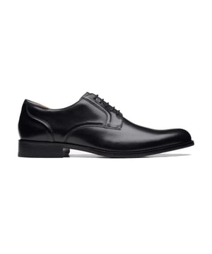 
De ultieme Oxford-schoen, CraftArlo Lace, straalt een klassieke, elegante stijl uit met zijn handgemaakte leren constructie en strakke, tijdloze lijnen. Dit veterpaar is perfect voor vergaderingen en black-tie-evenementen en combineert formele esthetiek met een overvloed aan zachte demping en vulling waar je die het meest nodig hebt – dé formule voor een instant go-to.