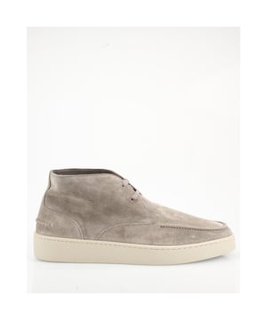 
Beige Greve Casual schoenen combineren stijl met comfort. Deze leren schoenen hebben een ronde neus en vetersluiting, ideaal voor diverse gelegenheden. Ze vallen normaal qua maat en stralen moeiteloos casual chic uit. Greve staat bekend om hoogwaardige materialen en tijdloos design. Perfect voor elke situatie waar gemak en klasse samenkomen. - Over het merk: Het familiebedrijf van eigen bodem begon in 1898 in een werkplaats in Waalwijk. Met de focus op vakmanschap, comfort en kwaliteit, bleef de werkplaats klein en exclusief. Greve maakt gebruik van traditionele ambacht in plaats van productie, hierdoor worden sommige schoenen zelfs met de hand gekleurd en wordt altijd gebruik gemaakt van het beste kalfsleer en suède.