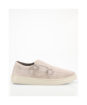 
De bruine Greve Casual schoenen combineren stijl met comfort. De suède constructie en leren voering zorgen voor een luxe gevoel, terwijl de dubbele gesp een unieke touch biedt. Deze schoenen hebben een ronde neus en vallen normaal qua maat, ideaal voor elke gelegenheid. Greve staat bekend om zijn vakmanschap en tijdloze ontwerpen die betrouwbaarheid uitstralen. - Over het merk: Het familiebedrijf van eigen bodem begon in 1898 in een werkplaats in Waalwijk. Met de focus op vakmanschap, comfort en kwaliteit, bleef de werkplaats klein en exclusief. Greve maakt gebruik van traditionele ambacht in plaats van productie, hierdoor worden sommige schoenen zelfs met de hand gekleurd en wordt altijd gebruik gemaakt van het beste kalfsleer en suède.