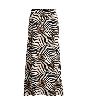 
Voel je elegant en stijlvol met de zwarte damesrok van Geisha. Deze rok, met een opvallende dierenprint, brengt je outfit tot leven. De stretchy viscose jersey kwaliteit biedt comfort en vrijheid van beweging. Dankzij de elastische tailleband geniet je van een perfecte pasvorm die de hele dag blijft zitten. De normale taillehoogte flattert elke figuur en zorgt voor een luxe uitstraling. Draag hem met je favoriete blouse of T-shirt voor een casual look. Maak indruk met deze veelzijdige Rok van Geisha en voel je zelfverzekerd in elke gelegenheid. Dit is de perfecte aanvulling voor je garderobe.
