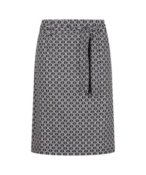 
Upgrade uw reisgarderobe met onze premium rok van reiskwaliteit. Ontworpen met de jetset fashionista in gedachten, deze rok heeft een aparte riem voor een aanpasbare pasvorm, riemlussen op de taille voor extra styling opties, en een discrete blinde rits aan de achterkant voor een naadloze afwerking. Compleet met een merkmetalplaatje aan de voorkant, is deze rok perfect om u in stijl van de luchthaven naar uw bestemming te brengen. Ervaar luxe en functionaliteit met onze reisklare rok - de ultieme must-have voor elke modebewuste reiziger. 75% polyamide 25% elastan