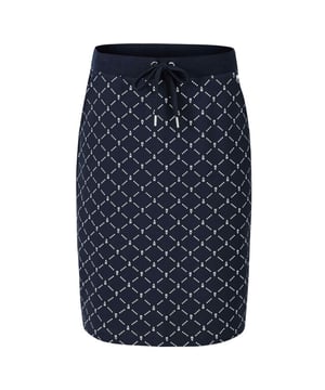 
Upgrade je garderobe met onze nieuwe zachte stretch katoenen sweat rok met een all-over logoprint. De fijne rib tailleband met een koord en kleine artwork zorgen voor gemakkelijke aanpassingen, terwijl de zakken aan de voorkant en de neppe paspelzakken aan de achterkant functionaliteit en stijl toevoegen. Maak het af met een merkplaatje aan de voorkant, deze rok is de perfecte mix van comfort en mode. Verhoog je look vandaag nog met onze veelzijdige sweat rok! 95% cotton 5% elastane
