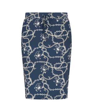 
Ervaar moeiteloze stijl en comfort met onze nieuwe reiskwaliteit rok met een opvallende all-over print. Met handige zakken aan de voorkant en achterkant kunt u gemakkelijk al uw benodigdheden onderweg opbergen. De tailleband is gemaakt van zelfstof met elastiek aan de binnenkant voor een perfecte pasvorm, en een koord van zelfstof voegt een extra touch van flair toe. Compleet met een metalen merkplaatje aan de voorkant is deze rok zowel stijlvol als praktisch voor al uw avonturen. Verrijk uw garderobe vandaag nog met dit onmisbare stuk! 82% polyamide 18% elastane