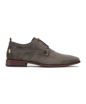 

     Artikel 2342306141-Greg Wall Suede in kleur 2040-Grey-Brown is een prachtige grijze veterschoen, voor heren, van het merk Rehab. De zool is van rubber. De voering is leer. De voetwijdte is standaard. Deze veterschoen is voorzien van een uitneembaar voetbe
    <BR>Rehab is een uniek merk dat afkomstig is uit ons eigen land. Rehab is begonnen als merk voor de man en brengt tegenwoordig ook een eigenzinnige collectie voor de trendy vrouw. De schoenen zijn erg populair, juist omdat ze net even anders zijn. Dit zie je terug door het gebruik van verschillende materialen, kleuren, details en verrassende elementen. Een mix van klassiek en sportief zorgen ervoor dat de schoenen perfect te dragen zijn onder een stoere jeans, maar evengoed onder een driedelig pak. Rehab blijft innoveren en toont keer op keer trendy collecties.
    
    