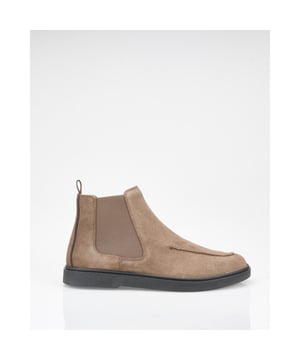
De mocha brown Campbell Casual Shoe is perfect voor wie houdt van comfort en stijl. Gemaakt van duurzaam suède, met een elastische inzet voor gemakkelijk aan- en uittrekken. De subtiele stiksels geven een unieke touch aan deze casual klassieker. Het merk Campbell staat voor kwaliteit en eigentijdse ontwerpen, ideaal voor elke gelegenheid. - Over het merk: De herenkleding van Campbell is klassiek met een moderne twist voor een doelgroep die vol van het leven geniet. Campbell heeft warme trendkleuren, prints en materialen in het assortiment. De comfortabele pasvorm van de kledingstukken biedt een heerlijk draagcomfort en voldoende bewegingsruimte. Ieder kledingstuk van Campbell wordt gemaakt van hoogwaardige stoffen en is perfect afgewerkt.