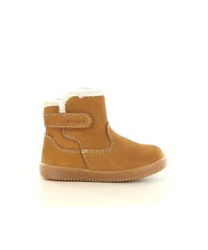 
De Develab 44407 kinderlaars in cognac nubuck combineert stoere stijl met optimaal draagcomfort. Het hoogwaardige nubuck leer geeft de laars een luxe uitstraling, terwijl de warme voering ervoor zorgt dat kindervoeten heerlijk beschermd blijven tegen de kou.Dankzij de praktische klittenbandsluiting kunnen kinderen de laarsjes gemakkelijk zelf aan- en uittrekken. De flexibele zool biedt daarbij de juiste ondersteuning en beweegt soepel mee, wat essentieel is voor actieve kinderen in de groei. De stevige afwerking maakt dit model duurzaam en betrouwbaar voor dagelijks gebruik, of het nu op school, buitenspelen of een familie-uitje is.Met Develab kies je voor kinderschoenen die niet alleen stijlvol zijn, maar ook speciaal ontwikkeld zijn voor gezonde voetontwikkeling.