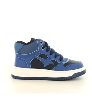 
De Shoesme NO25W006 is een robuuste en stijlvolle jongensschoen van leer die speciaal ontworpen is voor actieve kinderen. Dankzij de praktische klittenbandsluiting kunnen kinderen deze schoenen gemakkelijk zelf aan- en uittrekken, ideaal voor schooldagen en speelmomenten.Het duurzame leren bovenwerk biedt niet alleen een stoere uitstraling, maar zorgt ook voor stevigheid en ondersteuning. De schoen heeft een comfortabele pasvorm die meegroeit met kindervoeten, terwijl de stevige zool voldoende grip en stabiliteit geeft bij elke stap.De klassieke blauwe kleur maakt deze schoen veelzijdig en goed te combineren met zowel sportieve als casual outfits. Zoals je van Shoesme mag verwachten, staat comfort en kwaliteit altijd centraal – een perfecte mix van mode en functionaliteit.