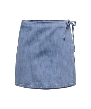 
De Only Blue Denim Rok voor dames is een stijlvolle aanwinst voor je kledingkast. Deze korte rok is gemaakt van hoogwaardig denim en heeft een prachtige blauwe kleur die gemakkelijk te combineren is met verschillende outfits. Door het gebruik van 100% katoen voelt de rok heerlijk zacht aan op de huid en biedt het een comfortabele pasvorm. De rok is voorzien van een klassiek 5-pocket design en heeft een subtiele faded look wat zorgt voor een stoere uitstraling. Perfect voor zowel een casual als een meer geklede look. Bestel nu deze must-have rok en maak elke outfit compleet!