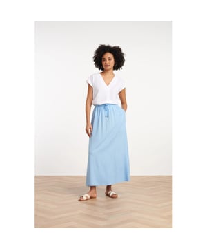 
Voeg een vleugje elegantie en comfort toe aan je zomergarderobe met deze lichtblauwe linnen maxi rok van Smashed Lemon. Deze luchtige rok is ontworpen met een elastische tailleband en twee verstelbare trekkoorden, waardoor hij perfect aansluit op jouw figuur. De zijsplitten zorgen voor een speelse en elegante uitstraling, terwijl de losvallende, vloeiende stof een heerlijk draagcomfort biedt. Gemaakt van een hoogwaardige mix van 70% rayon en 30% linnen, voelt deze rok licht en ademend aan – ideaal voor warme dagen. Combineer met een eenvoudige top en sandalen voor een moeiteloze zomerse look of draag hem met een blouse en hakken voor een chique uitstraling. Belangrijkste kenmerken:- Luchtig en comfortabel – perfect voor zomerse dagen- Stijlvolle details – elastische tailleband met trekkoorden en speelse zijsplitten- Hoogwaardige materialen – ademend en licht dankzij de mix van rayon en linnen Specificaties :

  
 * Stijl: rokken 
 * Print: uni 
 * Pasvorm: Losvallend 
 * Lengte: maxi