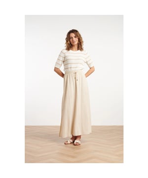 
Voeg een vleugje elegantie en comfort toe aan je zomergarderobe met deze lichtblauwe linnen maxi rok van Smashed Lemon. Deze luchtige rok is ontworpen met een elastische tailleband en twee verstelbare trekkoorden, waardoor hij perfect aansluit op jouw figuur. De zijsplitten zorgen voor een speelse en elegante uitstraling, terwijl de losvallende, vloeiende stof een heerlijk draagcomfort biedt. Gemaakt van een hoogwaardige mix van 70% rayon en 30% linnen, voelt deze rok licht en ademend aan – ideaal voor warme dagen. Combineer met een eenvoudige top en sandalen voor een moeiteloze zomerse look of draag hem met een blouse en hakken voor een chique uitstraling. Belangrijkste kenmerken:- Luchtig en comfortabel – perfect voor zomerse dagen- Stijlvolle details – elastische tailleband met trekkoorden en speelse zijsplitten- Hoogwaardige materialen – ademend en licht dankzij de mix van rayon en linnen Specificaties :

  
 * Stijl: rokken 
 * Print: uni 
 * Pasvorm: Losvallend 
 * Lengte: maxi