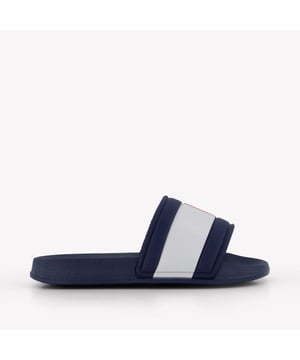 
<p>Ontdek de perfecte mix van stijl en comfort met deze Tommy Hilfiger kinderslippers.  De navy kleur en iconische flag-detail geven een verfijnde look die elke zomeroutfit compleet maakt. Met hoogwaardige materialen en een ergonomisch ontwerp bieden deze slippers optimale ondersteuning voor kleine voetjes. Ideaal voor zonnige dagen aan het strand of een ontspannen middag in de tuin. Verwen je kleintje met de luxe die hij verdient en voeg een vleugje exclusiviteit toe aan zijn garderobe.</p>

<p>TOMMY HILFIGER KIDS 33915 ZOMER 2025</p>