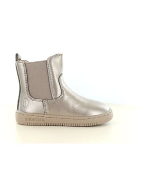 
De Shoesme BN25W019 Champagne Gold is een prachtige meisjes enkellaars die stijl en comfort moeiteloos combineert. Uitgevoerd in hoogwaardig leer met een subtiele glans in champagne-goud, geeft deze laars elke outfit een feestelijke en modieuze touch. Dankzij de handige ritssluiting kan je kind de schoen eenvoudig aan- en uittrekken, terwijl de stevige constructie zorgt voor langdurig draagplezier.De flexibele zool en comfortabele binnenvoering maken deze laars perfect voor dagelijks gebruik – van schooldagen tot feestelijke gelegenheden. Shoesme staat bekend om haar uitstekende pasvorm en ondersteuning voor groeiende voeten, zodat je zeker weet dat je kiest voor kwaliteit.Waarom Shoesme kinderschoenen?Shoesme ontwerpt schoenen met oog voor ontwikkeling, stijl en duurzaamheid. Elke schoen biedt optimale ondersteuning en bewegingsvrijheid, speciaal afgestemd op de unieke behoeften van kindervoeten.
