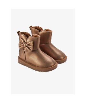 
Verfijn je stijl met onze Bowtiful Boots. Gemaakt van imitatiesuede, voorzien van een grote strik aan de zijkant en een logobadge op de hiel. Deze laarzen zijn perfect om elke outfit compleet te maken.