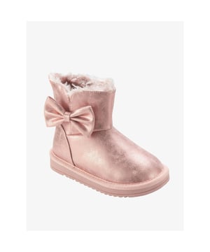 
Verfijn je stijl met onze Bowtiful Boots. Gemaakt van imitatiesuede, voorzien van een grote strik aan de zijkant en een logobadge op de hiel. Deze laarzen zijn perfect om elke outfit compleet te maken.