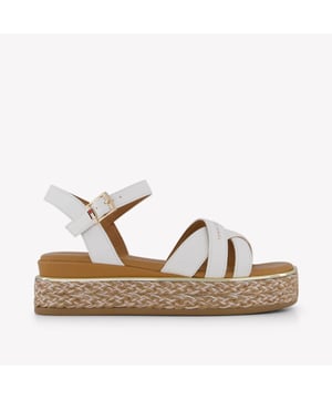 
<p>Ontdek de perfecte balans tussen elegantie en comfort met deze Tommy Hilfiger kindersandalen. De verfijnde witte leren banden omarmen de voet van je kleintje met een zachte, luxe touch. De espadrille-zool voegt een speelse zomerse flair toe, ideaal voor zonnige dagen en avonturen buiten.</p>

<p>Een subtiel gouden detail en de iconische Tommy Hilfiger branding maken deze sandalen tot een tijdloze keuze. Perfect voor de stijlvolle, jonge trendsetter die houdt van kwaliteit en klasse. Deze sandalen zijn een must-have toevoeging aan elke zomergarderobe. </p>

<p>TOMMY HILFIGER KIDS 33790 ZOMER 2025</p>