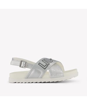 
<p>Ontdek de perfecte balans tussen comfort en stijl met de Liu Jo kindersandalen in zilver. Deze elegante sandalen met hun verfijnde kruisbanddesign zijn een must-have voor de zomer van 2025. De glanzende zilveren tint voegt een vleugje glamour toe aan elke outfit, terwijl de stevige zool zorgt voor ultiem draagcomfort. Ideaal voor de kleine trendsetters die graag stralen op zonnige dagen. </p>

<p>LIU JO KIDS 4A5313EX2980 ZOMER 2025</p>