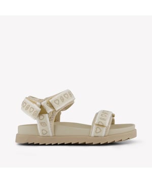 
<p>Ontdek de verfijning van de Liu Jo kindersandalen, perfect voor een stijlvolle zomer. Met een luxueuze zandkleur en twee handige klittenbandsluitingen, bieden deze sandalen niet alleen comfort maar ook een vleugje exclusiviteit.  De subtiele hartjesdetails en hoogwaardige materialen stralen vakmanschap uit en maken elke stap van je kleintje bijzonder. Ideaal voor modebewuste ouders die geen concessies willen doen aan stijl en kwaliteit. Laat je kind stralen met deze tijdloze, elegante aanvulling op hun zomergarderobe.</p>

<p>LIU JO KIDS 4A5309EXEX3020 ZOMER 2025</p>