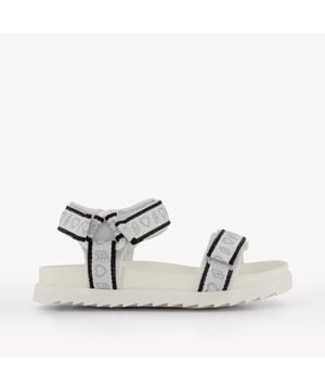 
<p>Ontdek de verfijnde elegantie van de Liu Jo kindersandalen in wit. Met een tijdloos ontwerp en twee praktische velcro sluitingen, bieden deze sandalen een perfecte mix van stijl en comfort. Het luxueuze materiaal en de subtiele hartendetails stralen exclusiviteit uit, ideaal voor de jonge mode-iconen van morgen. Laat je kleintje schitteren in elke zomerse gelegenheid met deze stijlvolle klassiekers. </p>

<p>LIU JO KIDS 4A5309EXEX3020 ZOMER 2025</p>