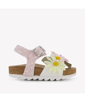 
<p>Ontdek de betoverende charme van de MonnaLisa kindersandalen in lichtroze. Deze prachtige sandalen, versierd met delicate bloemenapplicaties, zijn een waar kunstwerkje voor kleine voeten. De zachte, glinsterende bandjes zorgen voor een perfecte pasvorm en een vleugje glamour in elke outfit. Met hun hoogwaardige materialen en sublieme vakmanschap bieden ze niet alleen stijl, maar ook comfort en duurzaamheid. Ideaal voor zomerse avonturen en speciale gelegenheden. Laat je kleintje stralen met deze exclusieve sandalen die elke stap een feestje maken. </p>
<p>MONNALISA KIDS 8300000000000000 ZOMER 2025</p>
