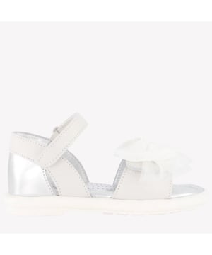 
<p>Stap in de wereld van verfijning met de MonnaLisa kindersandalen. Deze witte sandalen zijn een toonbeeld van elegantie en vakmanschap. Het subtiele strikje en de hoogwaardige materialen maken deze sandalen perfect voor zomerse avonturen. ️</p>

<p>De zachte pasvorm biedt comfort en stijl, waardoor elke stap een plezier wordt. Ideaal voor de kleine fashionista die houdt van exclusiviteit en tijdloze charme.</p>

<p>Laat je betoveren door de details en geef je kind de luxe die het verdient. </p>

<p>MONNALISA BABY 830000000 ZOMER 2025</p>