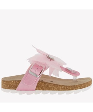 
<p>Ontdek de verfijning van de MonnaLisa kinderslippers in een betoverende lichtroze tint. Deze elegante teenslippers zijn versierd met een delicate vlinderdetail, perfect voor kleine fashionista's die in stijl de zomer willen beleven. Het zachte materiaal en het zorgvuldige vakmanschap zorgen voor ultiem comfort en duurzaamheid. </p>

<p>Laat je kleintje stralen bij elke stap met deze unieke slipper, die zowel speels als chic is. Een tijdloos ontwerp dat moeiteloos elke zomergarderobe aanvult. Gun je kind de luxe die het verdient.</p>

<p>MONNALISA KIDS 87E013 ZOMER 2025</p>